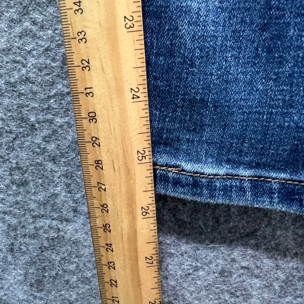 Levi's Boyfriend Jeans Women's Size 32 Light Wash Denim Relaxed Fit Casual 32x27 - Picture 3 of 9